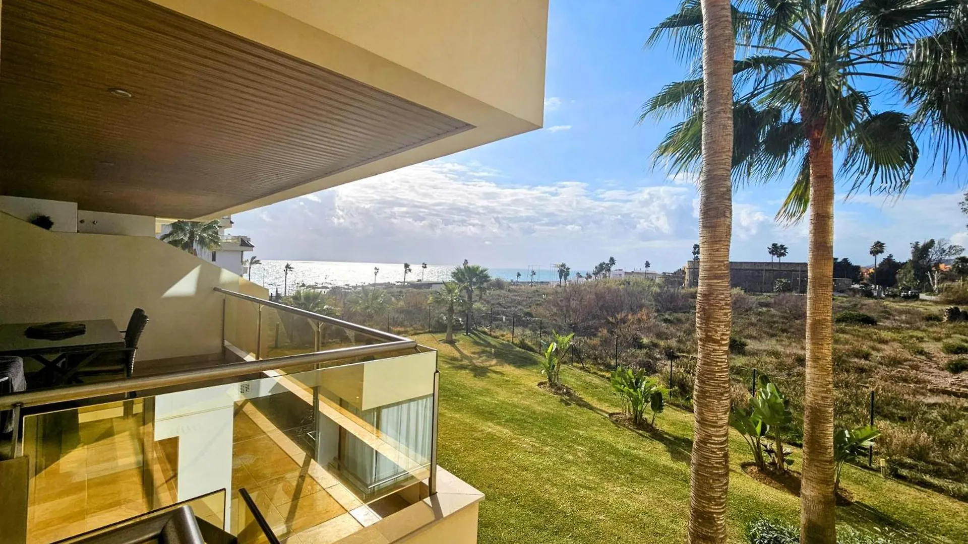 Marina Castillo, Beachfront Sea Views 500M To Beach And Duquesa Marina Manilva Apartment