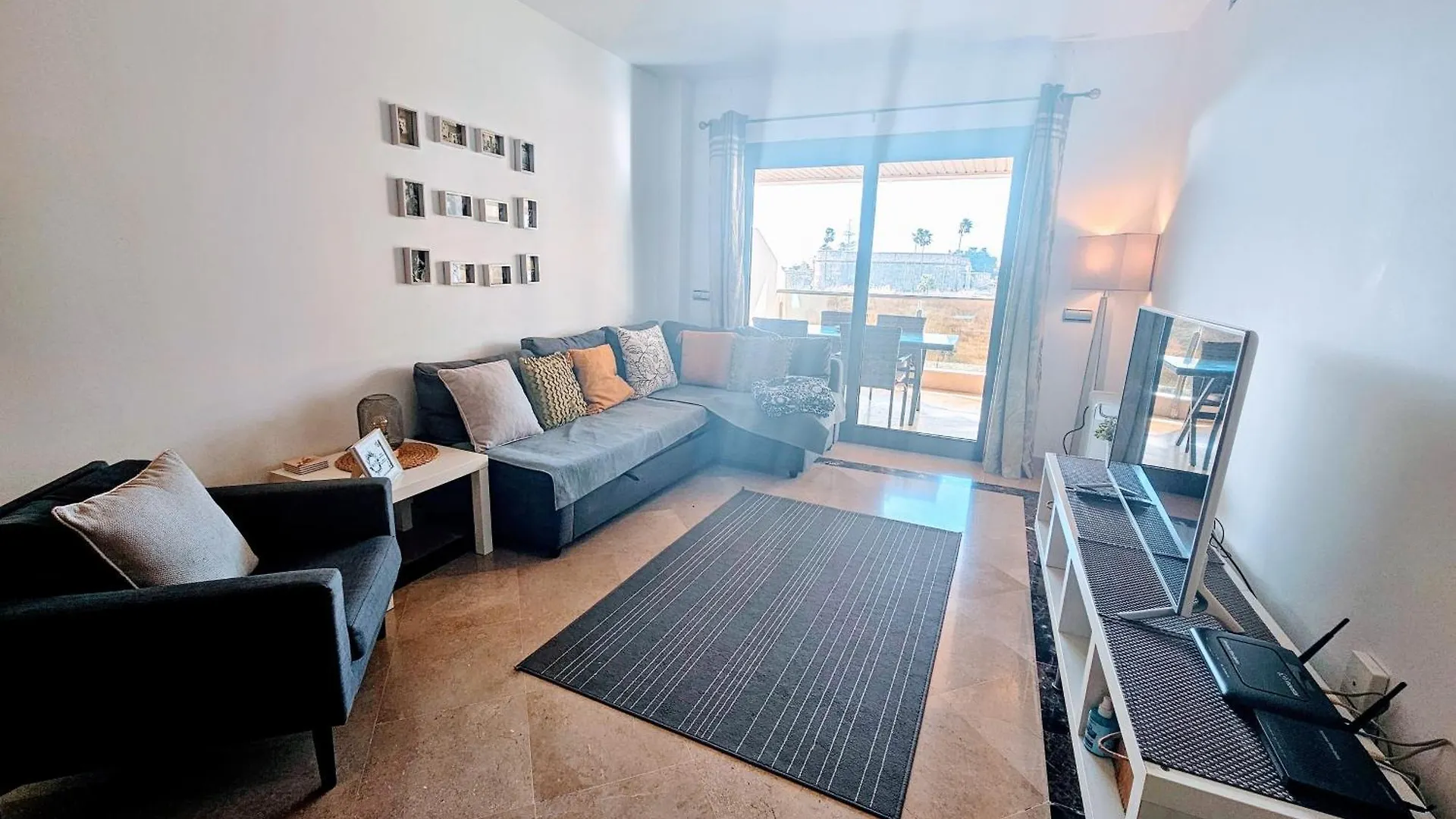 Apartment Marina Castillo, Beachfront Sea Views 500M To Beach And Duquesa Marina Manilva Spain