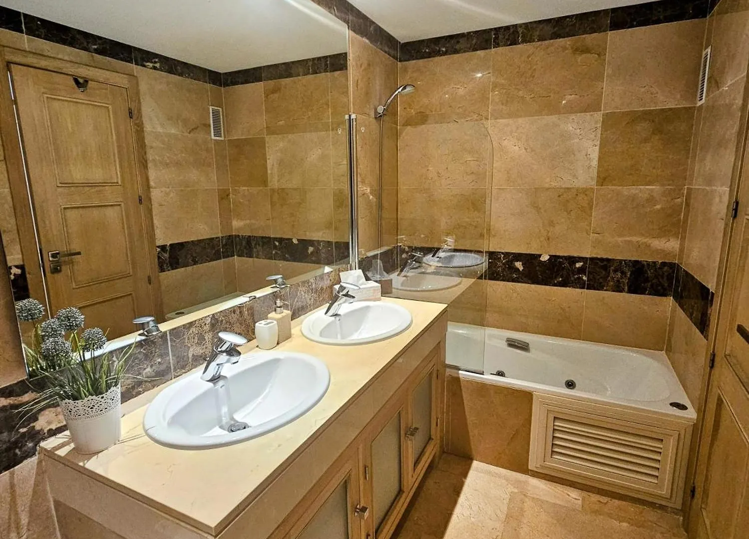 Marina Castillo, Beachfront Sea Views 500M To Beach And Duquesa Marina Manilva