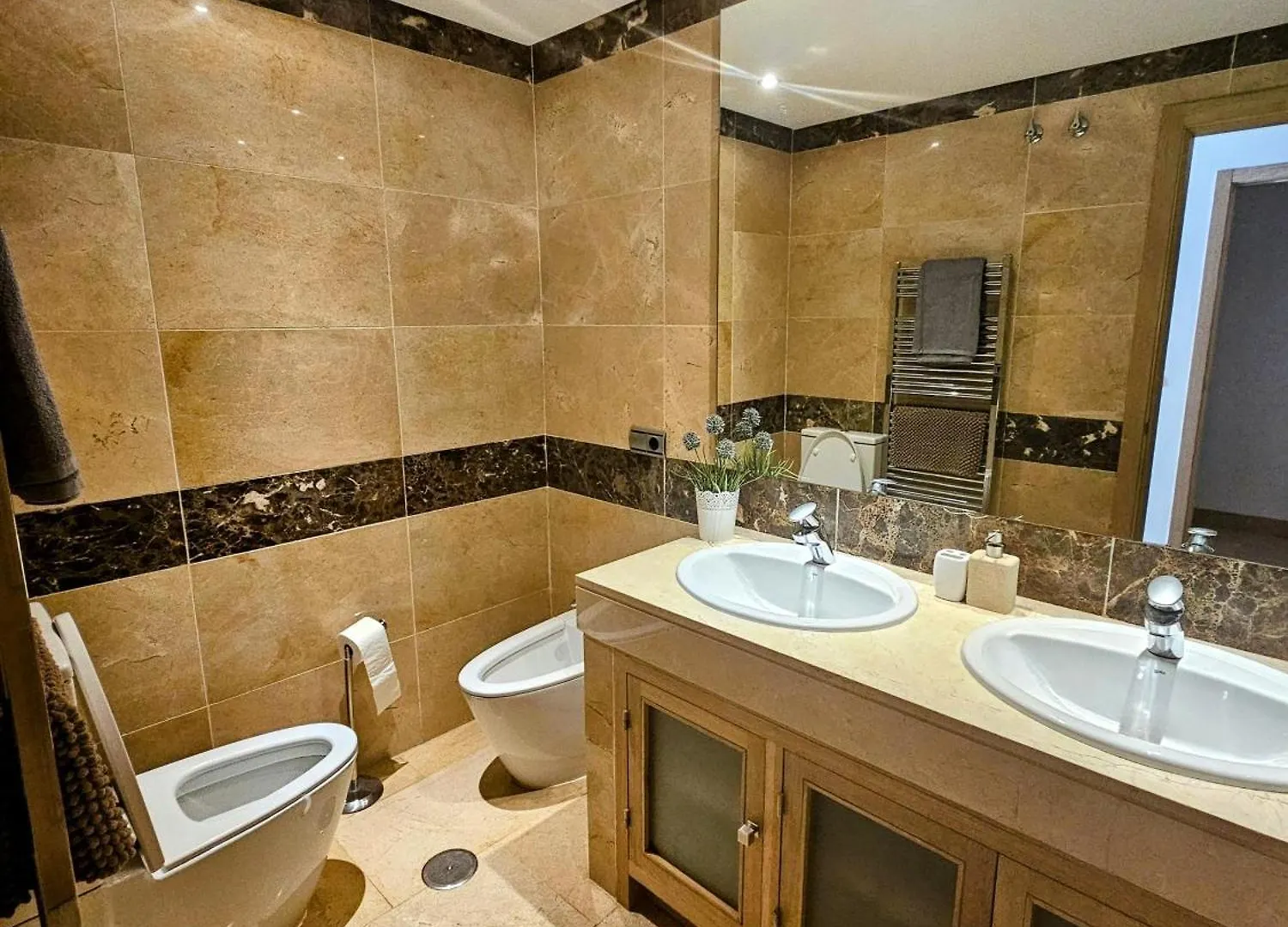 Marina Castillo, Beachfront Sea Views 500M To Beach And Duquesa Marina Manilva Apartment