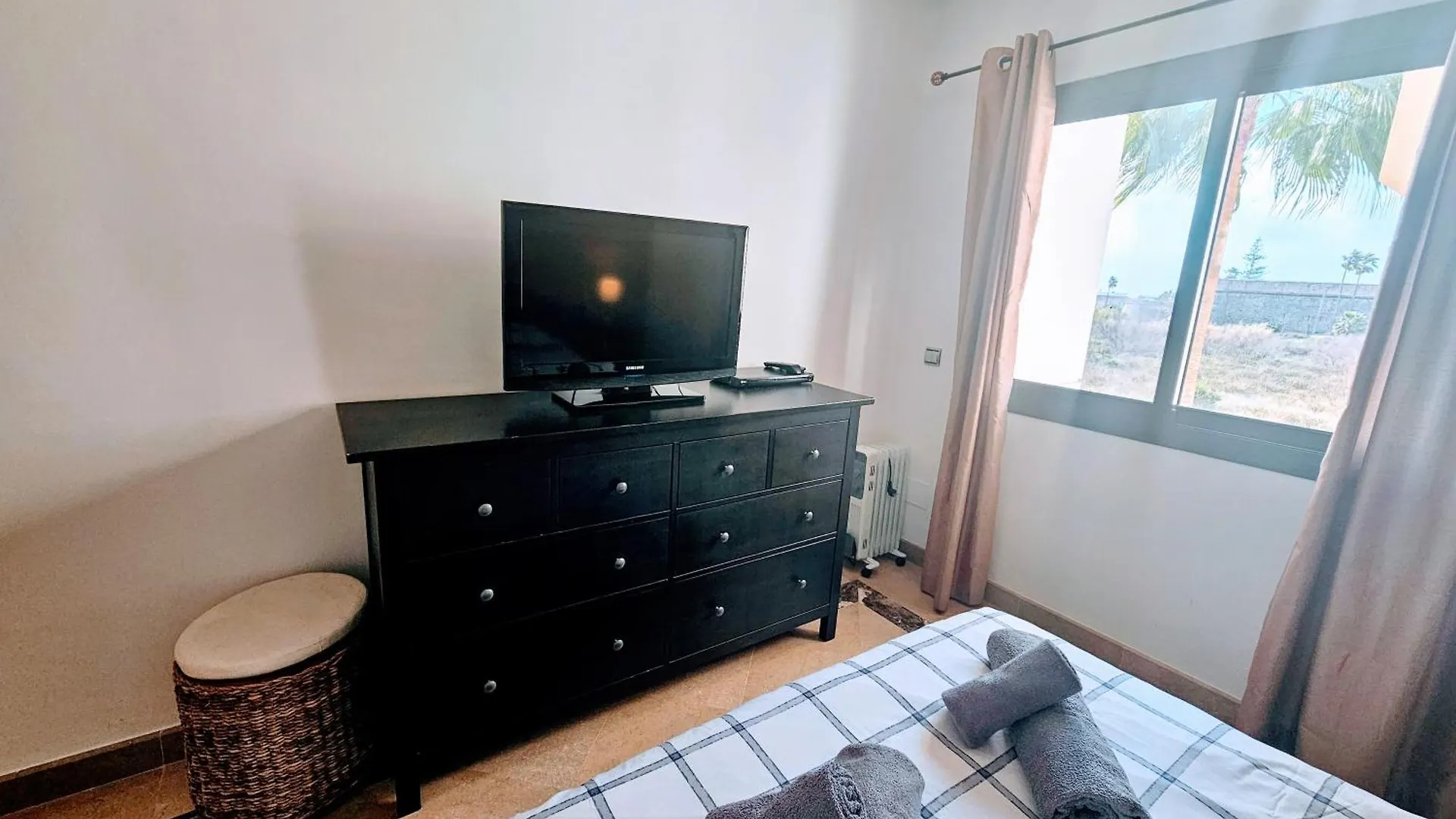 Apartment Marina Castillo, Beachfront Sea Views 500M To Beach And Duquesa Marina Manilva